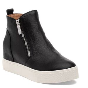 J/Slides Sky Leather Sneaker in Black Women’s Size 7 1/2